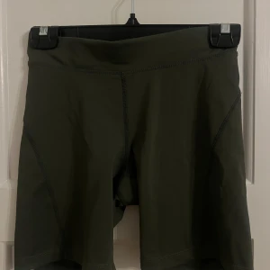 Gröna träningsshorts från OTP - Snygga gröna träningsshorts från OTP i en tight passform. Perfekta för intensiva träningspass med sin bekväma design och elastiska material. Midjan är hög för extra stöd och komfort.