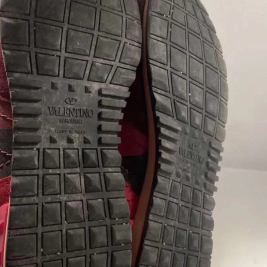 Valentino Rockrunner sneakers i röd och svart - 3