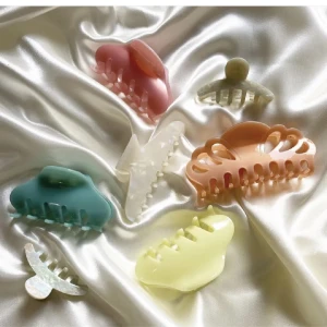 Erbjudande 🌸✨ Förbered ditt hår för våren och sommaren med våra exklusiva hårklämmor! ✨🌸 - 🌸✨ Förbered ditt hår för våren och sommaren med våra exklusiva hårklämmor! ✨🌸  Letar du efter stiliga och hållbara hårklämmor som inte bara håller håret på plats utan också ger en lyxig känsla? Då är våra hårklämmor i cellulosa det du har väntat på! Passar för både vardag o fest. 🪄  🔹 Kvalitet som håller: Tillverkade i cellulosa , inte plast! Bra pris, bättre kvalitet✨: erbjudande endast 120kr is 200 med frakt,✨ Erbjudande ✨ Köp 2 klämmor för 200 med frakt & gåva på köået 🎁💝