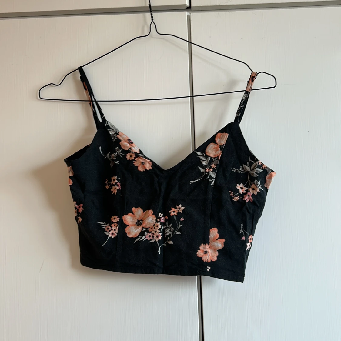 Svart blommig linnetopp