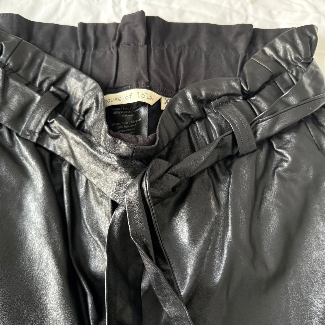 Svarta byxor i imiterad Skinn från House of Lola - 2