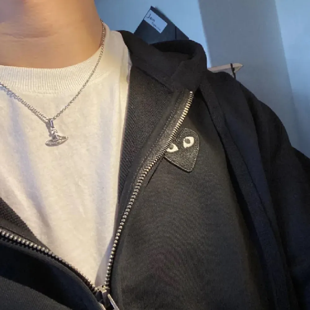 Snyggt silverhalsband från Vivienne Westwood med det ikoniska orb-hänget. Perfekt för att ge en stilren touch till din outfit. Kommer med originalförpackning och påse.. Asusteet.