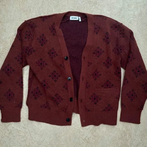 Weekday cardigan - Röd oversize, sitter stor på mig som är storlek M (kille), mycket bra skick använd en gång