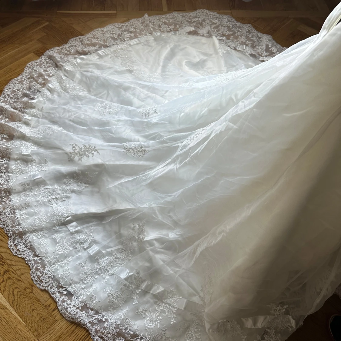 Vit brudklänning med spetsdetaljer - 3