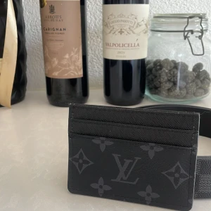 Svart korthållare  - Elegant svart korthållare. Perfekt för att hålla dina kort organiserade och stiliga. Kompakt design som passar lätt i fickan.