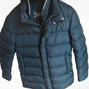 Mörkblå dunjacka från Herno - Säljer en stilren mörkblå dunjacka från Herno. Jackan är otroligt varm och kan hålla dig varm hela vintern i storlek 50 (M/L). Köpt två år sen men knappt använd då jag använt andra jackor, har använt den i -20 grader utan problem. Jackan har inga defekter eller hål och kostar nypris 10 000 kr. 