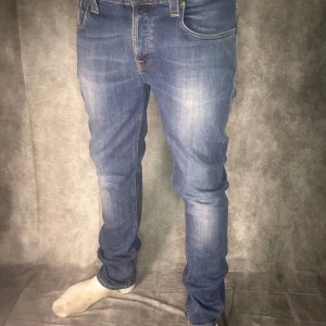 Nudie jeans slim fit - Mycket fint skick förutom litet hål i fickan | Size 32/34 men sitter som 31/32 | modell grim tim | modell 180 63 kg | fraktar spårbart inom 24 timmar med PostNord eller instabox | 