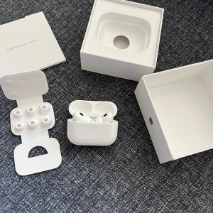 Hörlurar  - Säljer mina hörlurar då dem inte används länge, kan skickas samma dag, pris kan diskuteras vid snabb affär. Kontakta mig vid frågor eller bud. Laddare tillkommer även. 😇