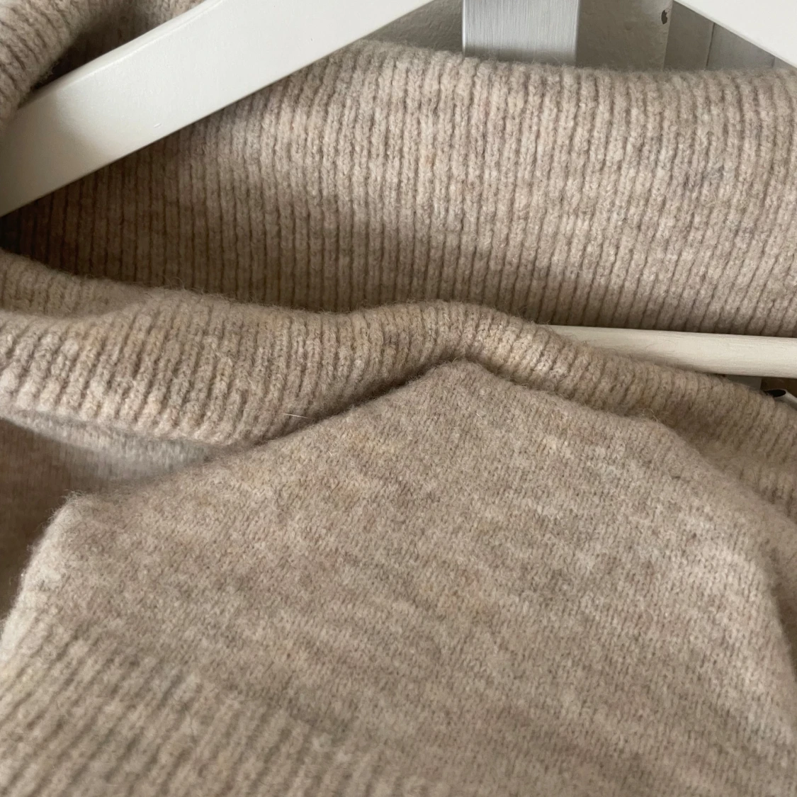 Beige offshoulder tröja från Weekday - 4