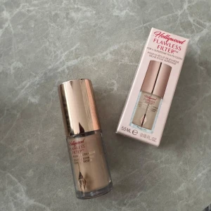 Hollywood Flawless Filter mini Charlotte Tilbury - Hollywood Flawless Filter mini  i nyansen 4.5 Medium från Charlotte Tilbury. Endast testad en gång på handen för att se färgen 