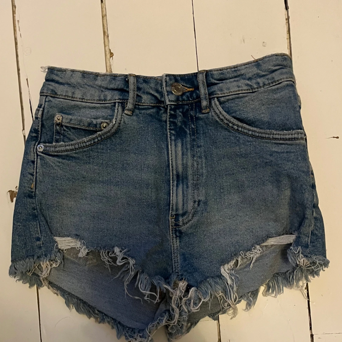 Blå jeansshorts med fransar