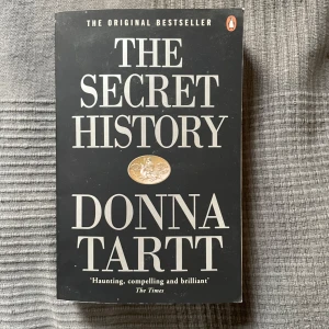 The Secret History - Säljer boken 'The Secret History' av Donna Tartt. Jättebra bok! Utsidan är lite smått missförgad vilket syns på bilderna 