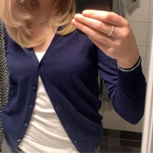 Mörkblå kofta med knappar - Snygg mörkblå kofta med knappar. Använd max två gånger. Köpt för ca 300.