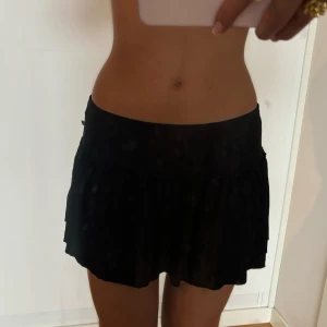 Lågmidjad volangkjol  - Så himla söt lågmidjad volangkjol perfekt i sommar!!! jag är 168 och det är mina bilder, köp via köp nu direkt eller Swish, kvar tills markerad som såld 💕