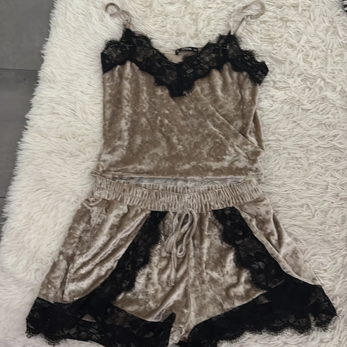 Beige sammets pyjamas sett med spetsdetaljer