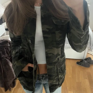 Militär jeansjacka - Cool militär jeansjacka 💓💓
