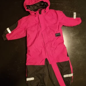 Polarn o Pyret vinteroverall. Mycket fin 86 - Polarn o Pyret vinteroverall i mycket fint skick. Extra fleece foder vid rumpan. Elastiska fot och ärmslut. Avtagbar luva. Reflexer på ben, armar, rygg och luva. Fothällor som nya, dock en knapp lös till när man behöver byta till nya fothällor.