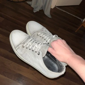 Lanvin skor - Säljer ett par sjukt feta lanvins, hela skon är i tyg och inga större defekter. Lite slitage och täcken på användning och där av det låga priset. Hör av er vid minsta fråga eller fundering och skriv för fler bilder!🙌💯 ‼️Kommer inte gå under 1000kr‼️