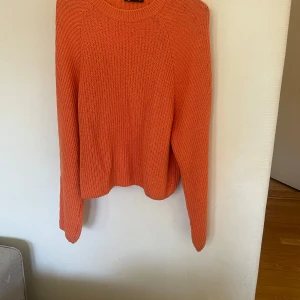Orange stickad tröja - Säljer en snygg orange stickad tröja i fint skick. Normal i storleken 