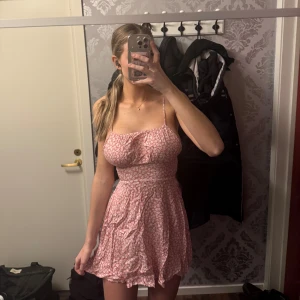 Blommig sommarklänning  - Söt rosa blommig klänning perfekt till en varm sommardag. Aldrig använd då den är för liten vid bysten.