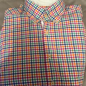 Flerfärgad rutig skjorta från Stenströms - Säljer en snygg flerfärgad rutig skjorta från Stenströms i storlek 40. Skjortan är gjord av tvåfaldig superbomull och har en klassisk krage med knappar. Perfekt för dig som gillar färg och stil! 🌈