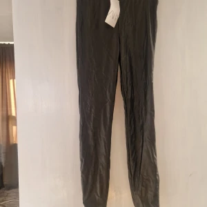 Svarta tights från Zara - Snygga svarta tights från Zara i ett glansigt material. 