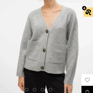 Vero Moda stickad kofta - En jätte snygg kofta ifrån Vero Moda i XS, har inte använt mer än 2 gånger för den känns inte som min stil så nästan helt ny. Jätte bra skick och ny pris är 450kr.