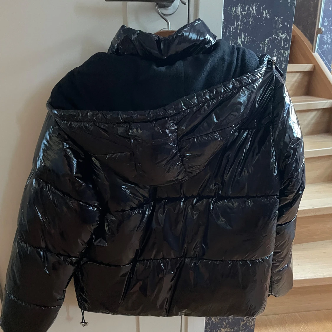 Svart glansig pufferjacka från Nelly - 3