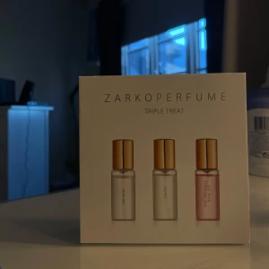 Zarkoperfume Triple  - Säljer detta parfym pack med tre dofter: The Muse, Youth och Pink Molécule. Helt oanvända alla tre. Men jätte goda dofter! Passar perfekt som present eller liknande till någon! Nypris 499