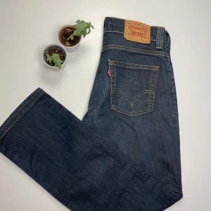 Levi's 511 jeans - Snygga Levi's 511 jeans i en klassisk blå färg. Dessa jeans har en slim passform och är tillverkade i slitstarkt denim. Perfekta jeans för vilken dag i veckan som helst! PM vid funderingar! 🍉🥥