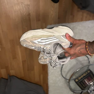 Beige sneakers med vita detaljer - Yeezy storlek 42.5 