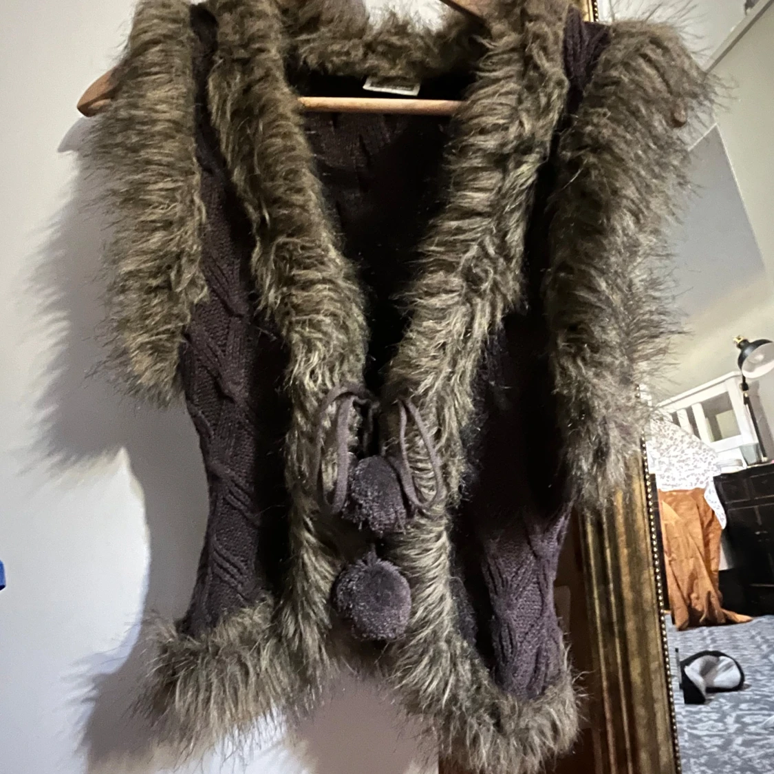 Brun stickad väst med fuskpäls - 2