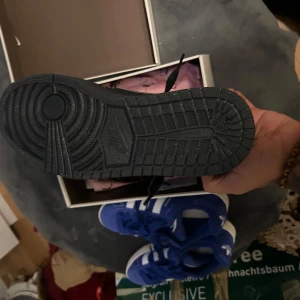 Nike Air Jordan 1 Retro Low OG SP Travis Scott - Snygga Nike Air Jordan 1 Retro Low OG SP Travis Scott sneakers i svart mocka med vita sömmar. Skorna har en klassisk design med snörning och en ikonisk sula. Perfekta för den som vill ha en stilren och trendig look.