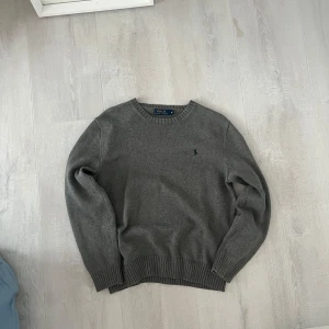Ralph Lauren Tröja - Säljer denna stickade tröja från Ralph Lauren, perfekt nu till hösten. Tröjan är i toppskick och inte särskilt använd. Nypris runt 2000 kr. Skriv vid frågor! 