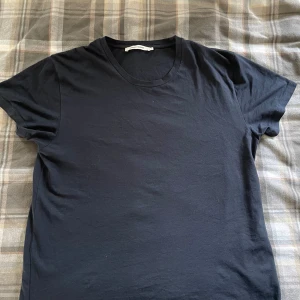 Samsøe Samsøe t-shirt  - Marinblå t-shirt från Samsøe Samsøe i nyskick. Fick i julklapp och är aldrig använd. Strl L. 