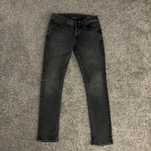 Dondup George  - Tjena! Säljer nu mina snygga Jeans ifrån Dondup. Modellen är George! Skicket på jeansen är 9,5/10, som nya! Jeansen är i storlek 32. Endast jeansen medföljer. Vid fler frågor/bilder är det bara och höra av sig! 