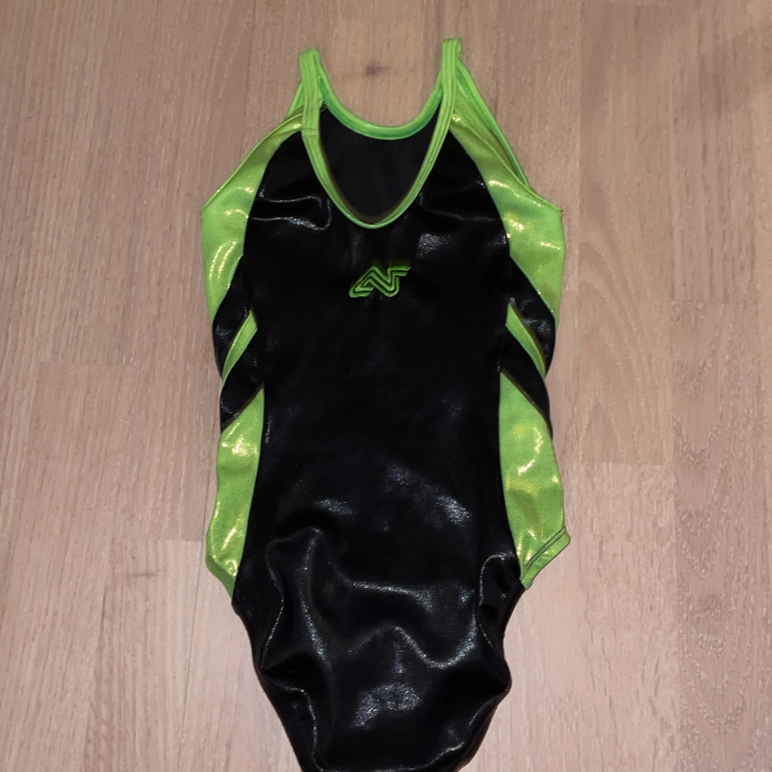 Svart och grön gymnastik dräkt för liten för mig nu💗 - 1