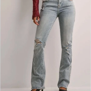 True religion jeans  - Midwaist true religon jeans köpta från Nelly, slitningar på knäna och höfterna, vinröda detaljer. Använda 1 gång köpta för 1400kr💕skriv privat om du vill ha fler bilder 