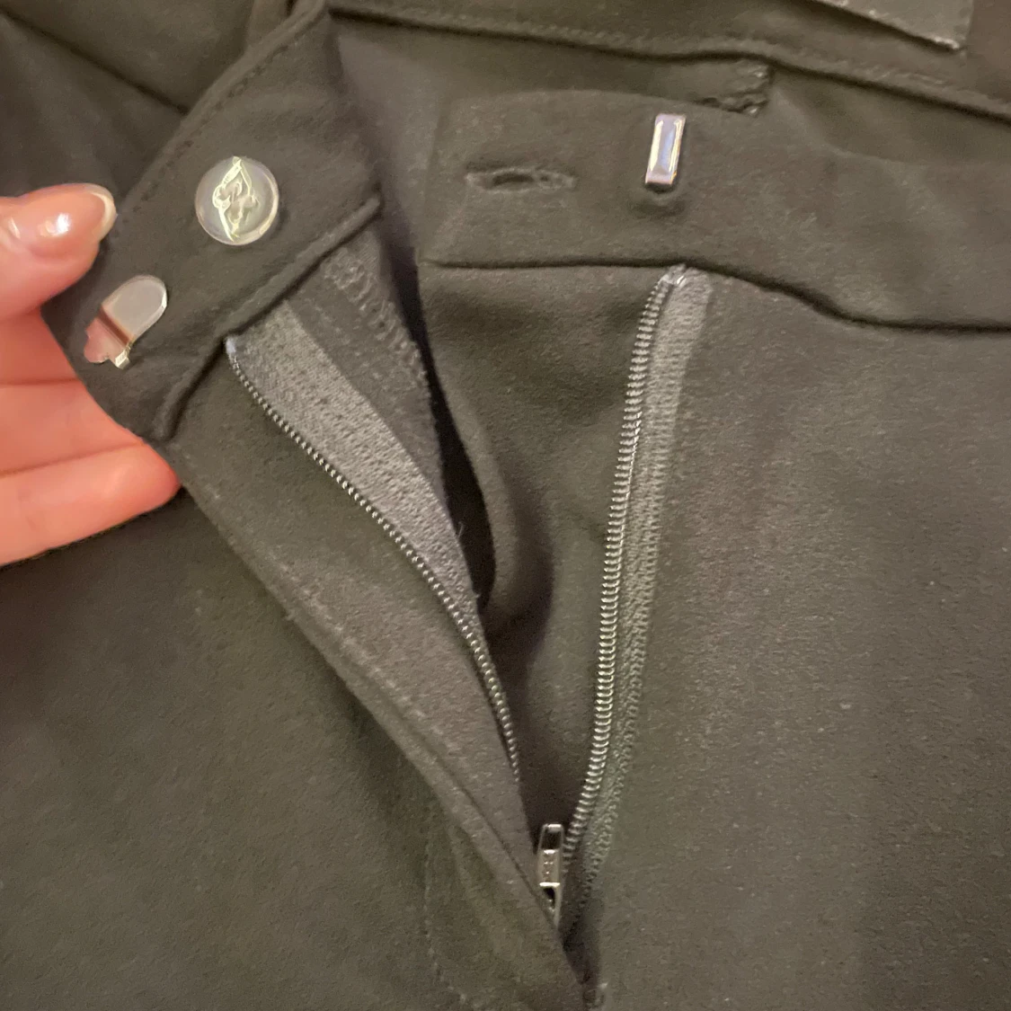 Svarta byxor med dragkedja - 1