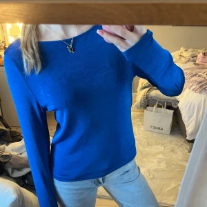 Blå långärmad tröja - Från Vero Moda. Skimrig blå färg, så snygg till både fest och vardag ☺️