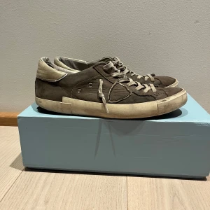 Philippe modell  - Säljer dessa Philippe model i storlek 41 men passar som 42| Skick 5/10 Lite smutsiga och det finns ingen innersula| Det är även hål på sulan som går igenom| Inget og medföljer vid köp skriv vid minsta fundering|