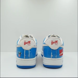 Blå och röda sneakers från Bape - Priset är högre än det står men skicka bud .Jag Köpte den på trader ifrån sneakershyllan. Skorna är ifrån 2005 . Pris kan diskuteras. Skorna är Äkta. OBS! Med tanke på åldern på skorna så kan vi ej garantera hur länge dem kommer hålla om man använder dem Priset är inte spikat så Finns hämta i Haninge Jag den ända i Sverige som har Dena 