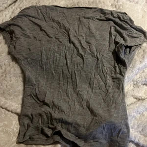 Grå topp med öppen rygg från shein - En enkel grå t-shirt i bomull. Perfekt för en avslappnad stil. Kortärmad och i en neutral färg som passar till det mesta. Toppen är i bra skick den är skrynklig pga legat nere i flyttlåda