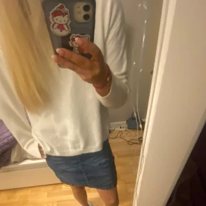 Blå denim mini skirt - Säljer en snygg blå jeanskjol. Kjolen har en enkel design med synliga sömmar och elastisk midja💗kjolen finns ej i ginas sortiment längre