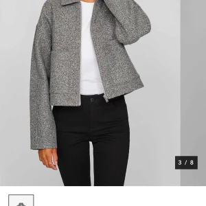Grå ulljacka med dragkedja - Använd endast 1 gång. Som ny! Nypris 549, mitt pris 450. Liten i storlek.