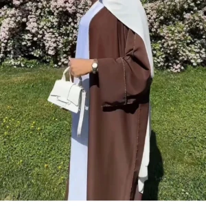 Vit handväska med spänne - Snygg och stilren vit handväska med ett elegant spänne framtill. Perfekt för att lyfta din outfit med en touch av elegans. Väskan har ett praktiskt handtag för enkel bärning.