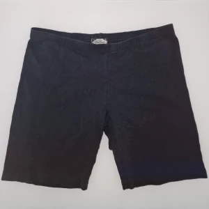 Svarta shorts Bikbok  - Perfekta som de är eller under klänningen för extra bekvämligheter. Garderobsrensning så kika gärna på övriga auktioner.