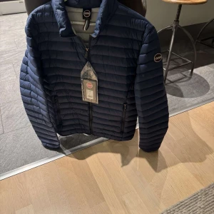 Blå pufferjacka från Colmar - Säljer en snygg blå pufferjacka från Colmar som är helt ny med tags. Jackan har en dragkedja framtill och är långärmad. Perfekt för kyligare dagar med sin quiltade design. Märkeslogga på ärmen ger en extra touch. Priset kan diskuteras‼️‼️
