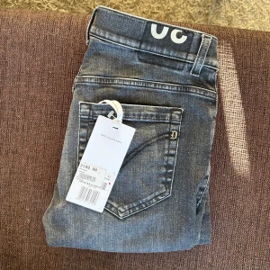 Dondup jeans - Trendiga gråa Dondup George jeans i toppen skick. Nypris 3200, mitt pris 950. Skriv vid funderingar eller frågor!💥
