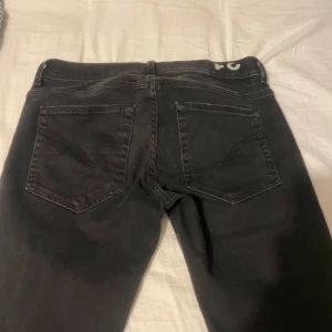 Dondup jeans  - Mycket feta dondup jeans, nypris 3k ish. Vårt pris 699. Storlek 31 men är skinny fit så passar 29-30 bättre. Säljer de då de inte passar längre. Priset är inte hugget i sten, vid funderingar är det bara att höra av sig! 🙌